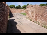 08492 ostia - regio v - insula iii - caseggiato dei lottatori (v,iii,1) (haus der ringer) - raum am eingang von der via del casa pozzo - suedwestecke - bli ri nordenden.jpg